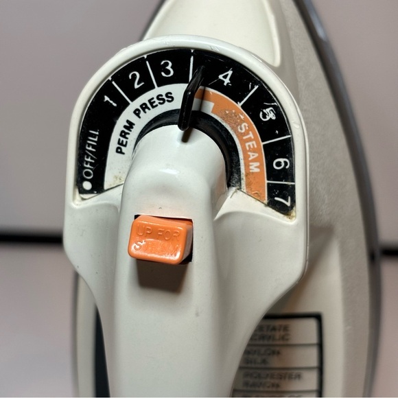 Vintage Black and Decker Light N Easy Steam and Dry Iron Tested Working VTG F383 - Picture 8 of 9